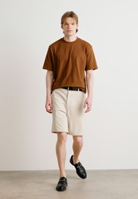HUGO DAPOLINO - Basic póló - brown