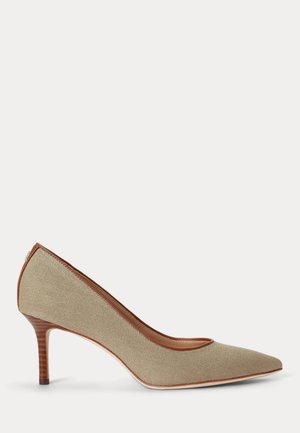Beige tekstil spiss tå høyhæl sko med brun kant og stablet middels høy hæl, vist i sideprofil på hvit bakgrunn.