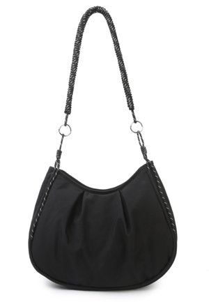 Schwarze, halbmondförmige Schultertasche mit gerafftem Stoffdetail und geflochtenem Träger, der mit Metallringen befestigt ist.