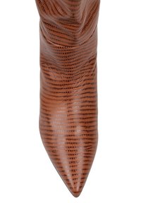 Brązowy, sztuczny skórzany botek za kostkę z ostrym noskiem, teksturowaną powierzchnią z wzorem siatki i luźnym krojem.