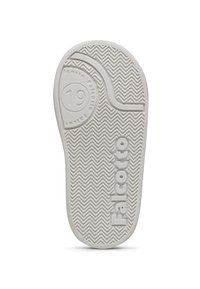 Semelle de chaussure en caoutchouc blanc avec un motif en chevrons, présentant le logo "Falcotto" et la taille "19" embossée dans un détail circulaire.