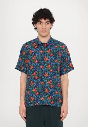 Short-sleeve shirt in dark fabric with a vibrant tropical floral pattern featuring red and blue birds and green foliage. Collared design.