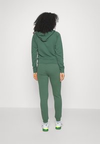 Lacoste Sport PANT - Joggebukse - vert fonce