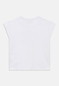 Λευκό μπλουζάκι με κοντά μανίκια και στρογγυλή λαιμόκοψη, απλωμένο επίπεδα, φαίνεται από πίσω, σε απλό λευκό φόντο.