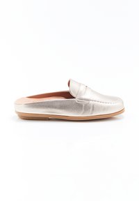 Scarpa slip-on in pelle metallica argento con punta arrotondata e dettaglio cucito sulla tomaia. Suola in gomma piatta color tan.