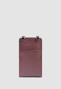 Portafoglio in pelle bordeaux con una texture liscia, dotato di una tasca frontale e due attacchi per cinturini nella parte superiore per un trasporto sicuro.