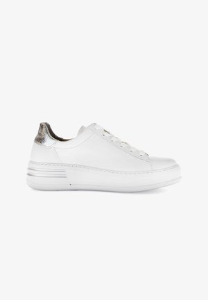 Witte lage sneaker met witte veters en zilverkleurig metallic accent op de hiel, zijaanzicht op een witte achtergrond.