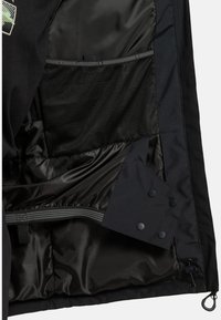 Innenraum einer schwarzen Jacke mit einem glatten, satinähnlichen Stoff, einem Netzfach und Druckknopf-Akzenten. Einheitliches Design mit Reißverschlussverschluss.