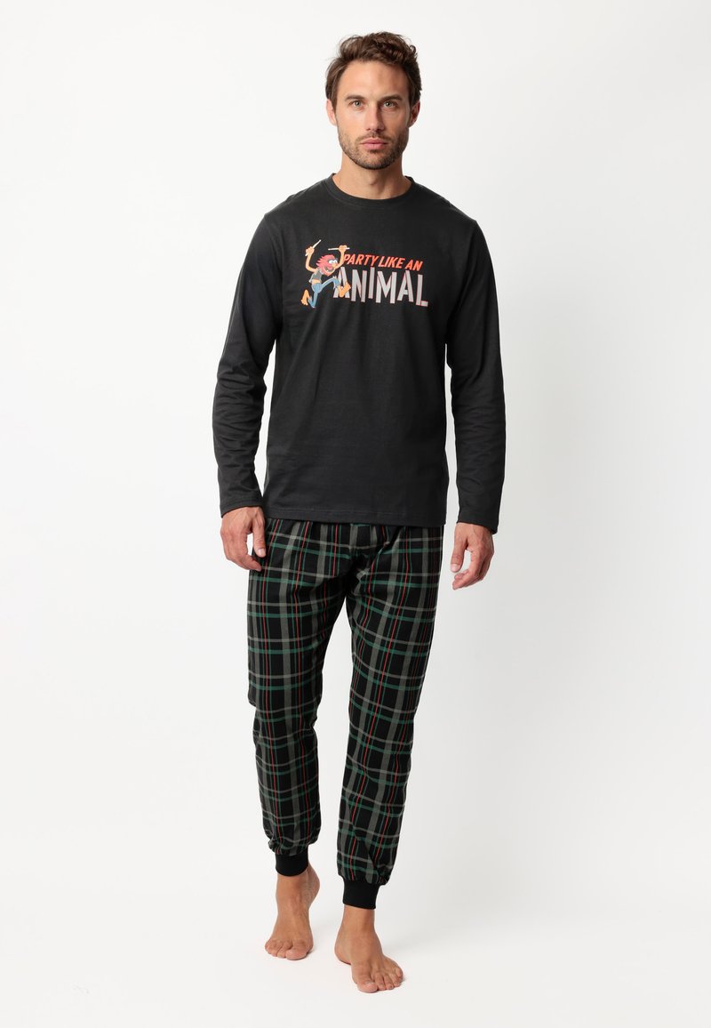 Camisa negra de manga larga con gráfico "FIESTA COMO UN ANIMAL". Pantalones de pijama a cuadros en verde, rojo y negro con puños elásticos.