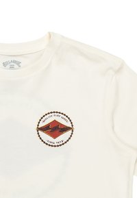 Kurzärmliges, cremefarbenes T-Shirt aus Baumwolle mit einem kreisförmigen, mehrfarbigen Logo und dem Text "Qualitäts Surfartikel seit 1973."