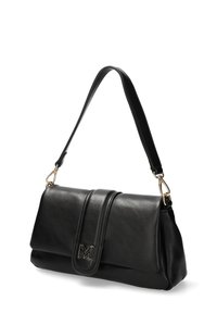 Borsa a mano in pelle nera con forma strutturata, tracolla singola, chiusura a patta e hardware color oro con una lettera "M" in rilievo.