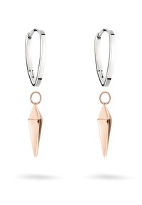 Boucles d'oreilles en argent avec un pendule géométrique en or rose, présentant une forme pointue et des surfaces lisses et polies.