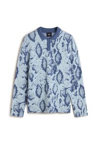 Långärmad polo med ljusblå bas och mörkblå ormskinnsmönster. Har en enfärgad blå krage och plagg med tre knappar.