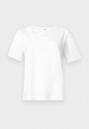 Bela majica s kratkimi rokavi, z nabranim detajlom v obliki zvitka blizu levega ramena in okroglim izrezom.