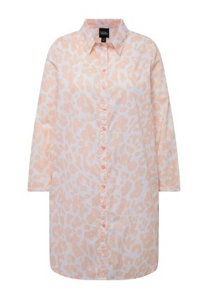 Lichtroze shirtjurk met een subtiele luipaardprint, knoopsluiting aan de voorkant, opstaande kraag en lange mouwen. Gemaakt van zachte stof met een ontspannen pasvorm.