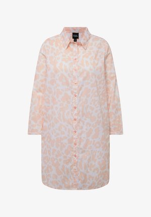 Lichtroze shirtjurk met een subtiele luipaardprint, knoopsluiting aan de voorkant, opstaande kraag en lange mouwen. Gemaakt van zachte stof met een ontspannen pasvorm.