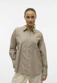 Stripete skjorte med knapper i beige og brun, med krage, lange ermer og brystlomme. Glatt stoff med en skarp finish.