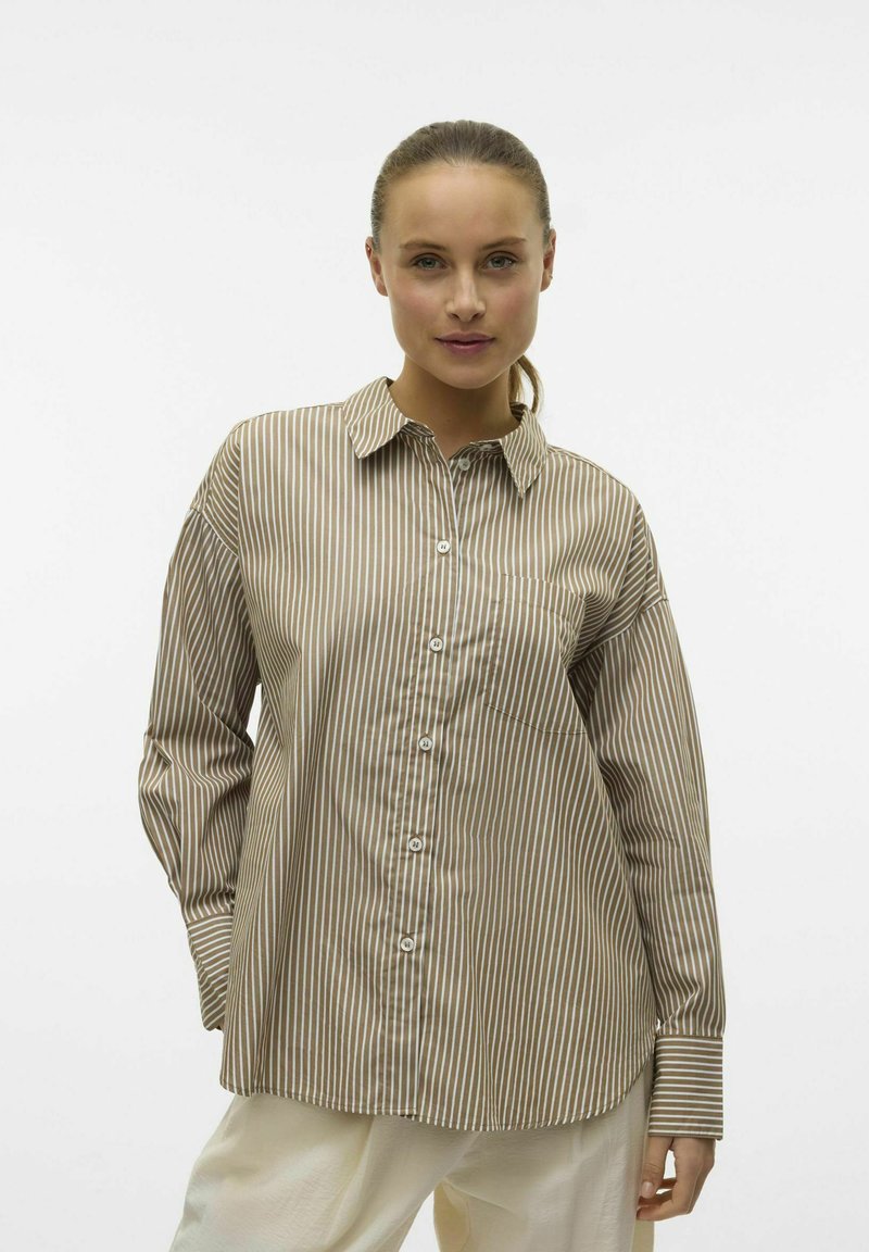 Stripete skjorte med knapper i beige og brun, med krage, lange ermer og brystlomme. Glatt stoff med en skarp finish.