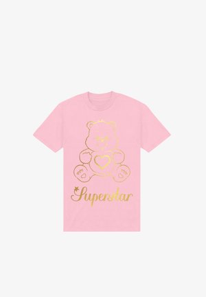 Lyserød bomulds T-shirt med en gylden kontur af en bjørn med et hjerte og ordet "Superstar" nedenfor. Korte ærmer og standard pasform.
