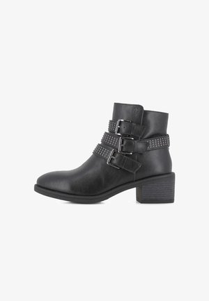 Botines de faux cuero negro con tres correas ajustables que cuentan con hebillas metálicas y tachuelas, tacón cuadrado de 3 pulgadas y punta redondeada.