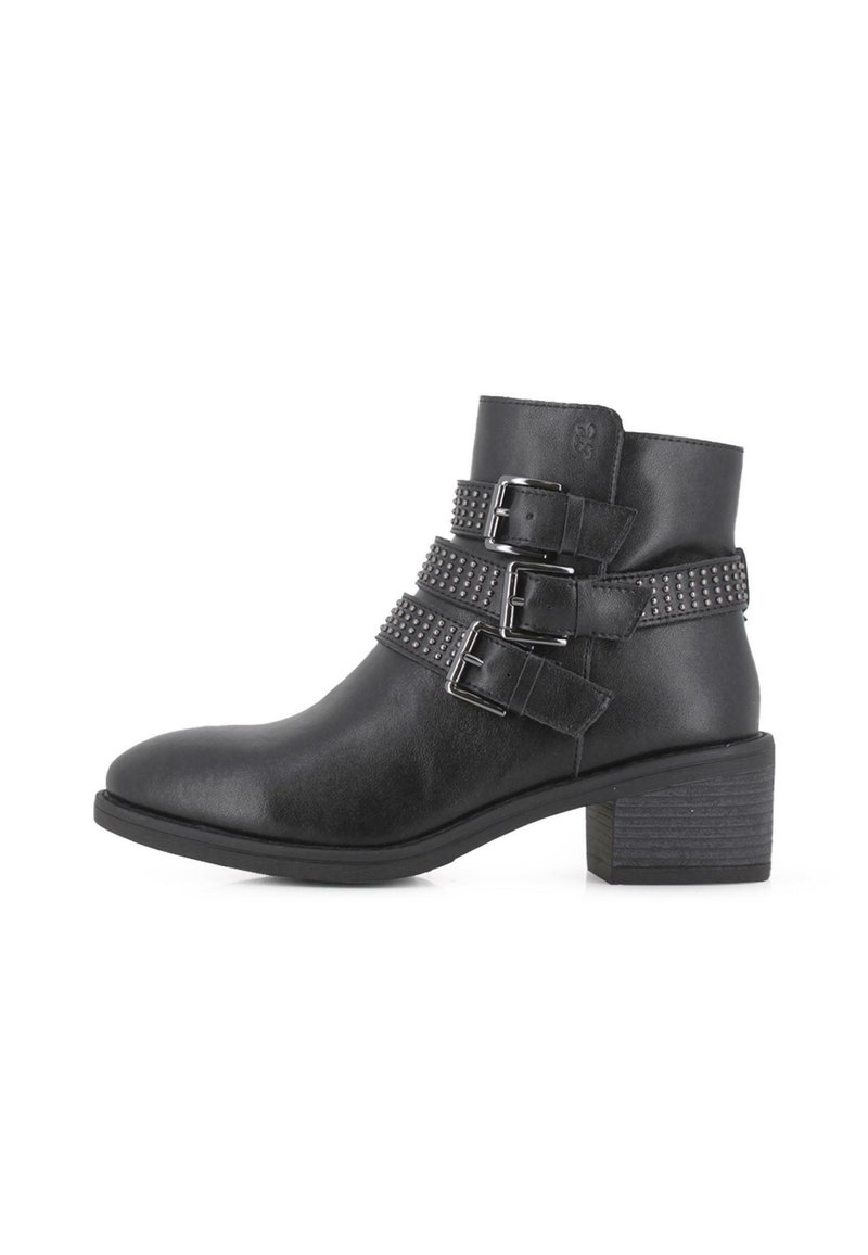 Botines de faux cuero negro con tres correas ajustables que cuentan con hebillas metálicas y tachuelas, tacón cuadrado de 3 pulgadas y punta redondeada.