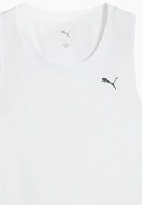 Débardeur blanc sans manches en tissu léger, présentant une texture lisse et un logo Puma noir sur le côté supérieur gauche.