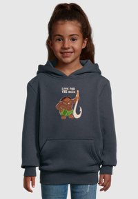 Sudadera gris oscuro con un bolsillo frontal, que presenta un personaje de dibujos animados sosteniendo un gancho y el texto "BUSCA EL GANCHO". Textura de tela suave.