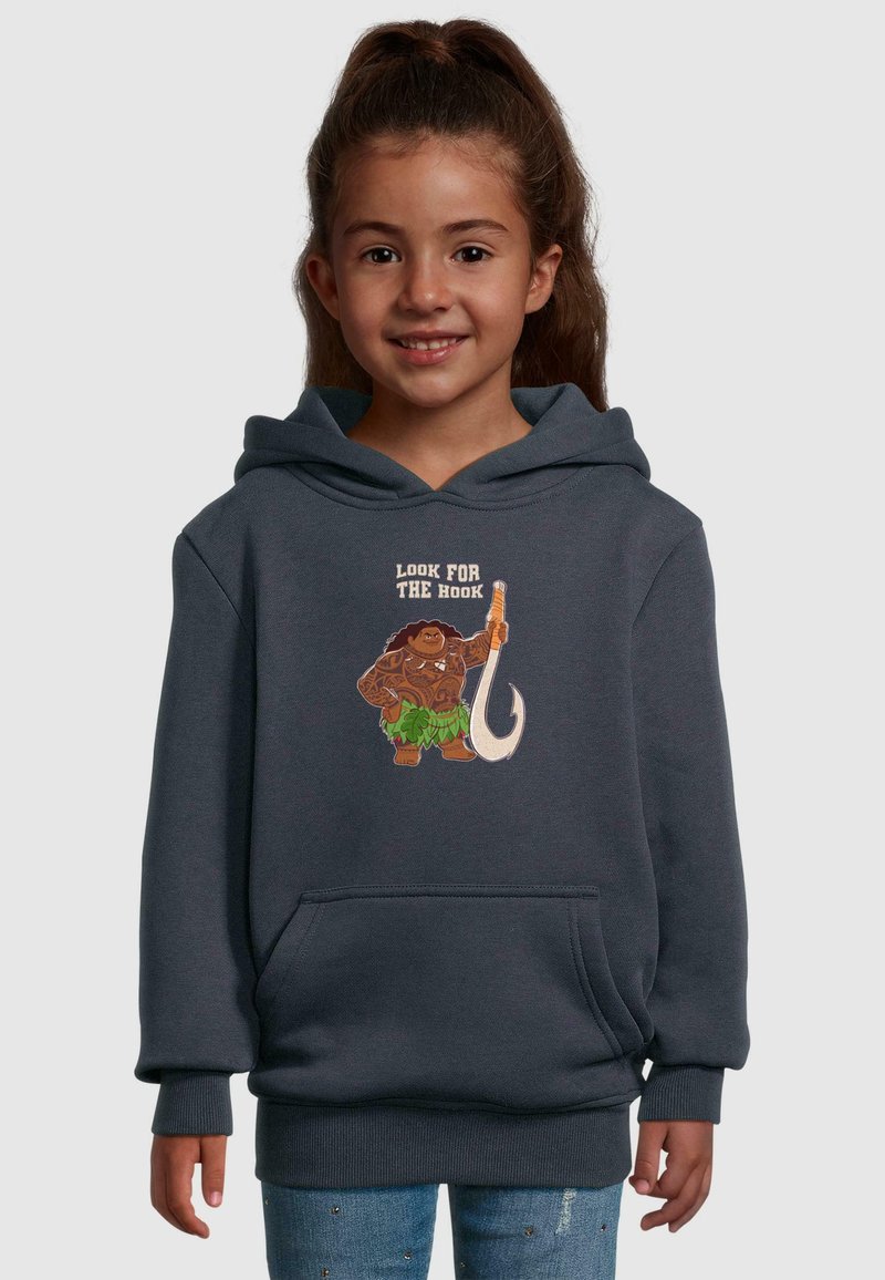 Sudadera gris oscuro con un bolsillo frontal, que presenta un personaje de dibujos animados sosteniendo un gancho y el texto "BUSCA EL GANCHO". Textura de tela suave.