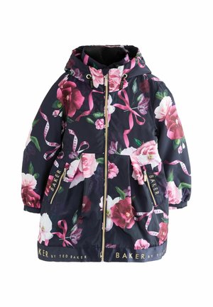 Le manteau de pluie floral marine présente de grandes fleurs roses et blanches, deux poches avant, une capuche et une fermeture éclair dorée avec un détail de marque à l'ourlet.