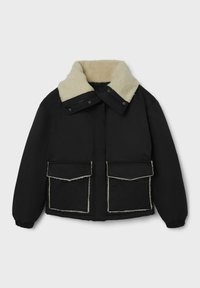 Schwarze Bomberjacke mit einem flauschigen cremefarbenen Kragen, zwei vorderen Taschen, elastischen Bündchen und einer glatten Stofftextur. Mit kontrastierenden Nähten.