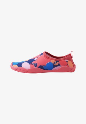 Buty do wody wsuwane z różową podeszwą i wielokolorową cholewką ozdobioną dużymi niebieskimi, różowymi, pomarańczowymi i fioletowymi okrągłymi wzorami.