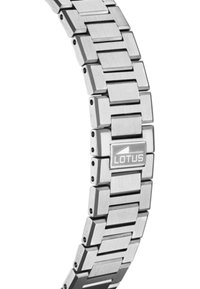Bracelet de montre en acier inoxydable avec des segments de maillons brossés et polis. Il présente un design de maillons carrés et un logo « LOTUS » en argent.