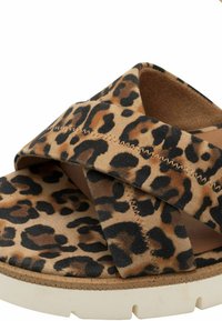 Sandalias deslizantes de ante suave con estampado de leopardo, que presentan un diseño de banda cruzada y una suela de goma de color claro con un dibujo texturizado.