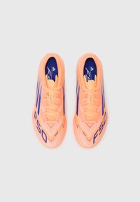 adidas Performance F50 LEAGUE UNISEX - Jalkapallokengät nurmikolle - beam orange/lucid blue/ftwr white