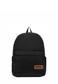 Zaino nero con tasca frontale con zip, tasche laterali in rete, maniglia superiore e patch in pelle marrone con la scritta "Blauer USA Established in Boston".