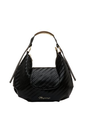 Bolso de mano de cuero negro tejido con un asa corta que presenta detalles metálicos dorados y un bolsillo delantero con solapa con detalles de marca.