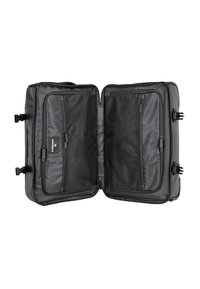 Borsa da viaggio nera con esterno morbido, doppie sezioni, tasche in rete e con zip, dotata di spallacci regolabili e hardware robusto.