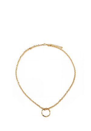 Kultainen ketjukaulakoru, jossa on lomittain menevät lenkit ja keskellä pieni epäsäännöllinen pyöreä riipus valkoisella taustalla.