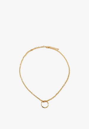 Gullkjede med sammenkoblede ledd og et lite uregelmessig rundt anheng i midten på hvit bakgrunn.
