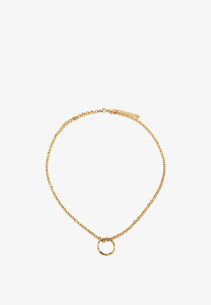 Gullkjede med sammenkoblede ledd og et lite uregelmessig rundt anheng i midten på hvit bakgrunn.