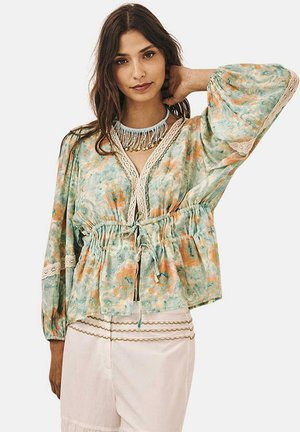 Blusa ligera y multicolor con escote en V, cintura fruncida y mangas largas abullonadas. Presenta un borde de encaje y un ajuste relajado.