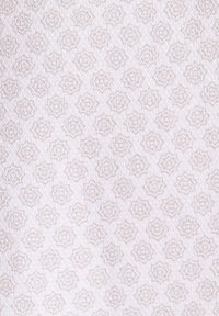 Tissu beige clair avec un motif floral géométrique répétitif disposé en grille sur un fond texturé.