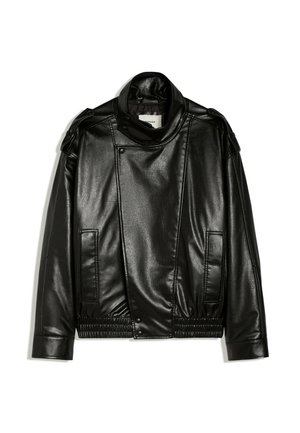 Veste de motard noire en similicuir avec col montant, fermeture éclair asymétrique devant, boutons-pression et poches avant, posée à plat sur fond blanc.