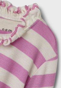 Roze en witte gestreepte gebreide top met een gerimpelde kraag. Gemaakt van zachte stof, heeft het een klassieke ronde hals en een textuuraccent langs de rand.