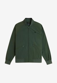 Giubbotto bomber in verde scuro, con finitura texturizzata. Presenta polsini a costina, tasche con zip e chiusura frontale con zip. Logo semplice sul petto.