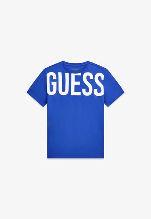 Blaues T-Shirt mit kurzen Ärmeln und großem weißem "GUESS"-Schriftzug auf der Brust, Rundhalsausschnitt und einfachem, lässigem Design.