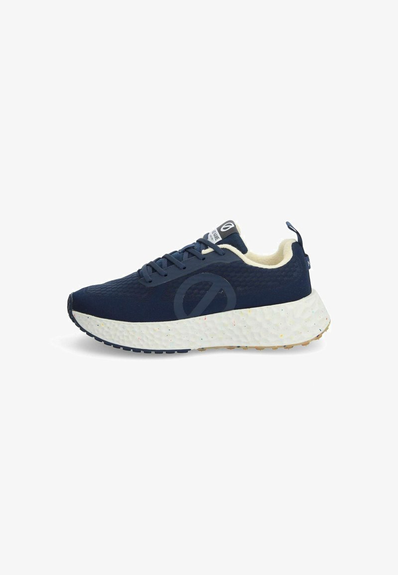 Baskets bleu marine avec une tige texturée, un col crème et une semelle blanche mouchetée multicolore. Elles possèdent des lacets et une étiquette de langue avec une marque.