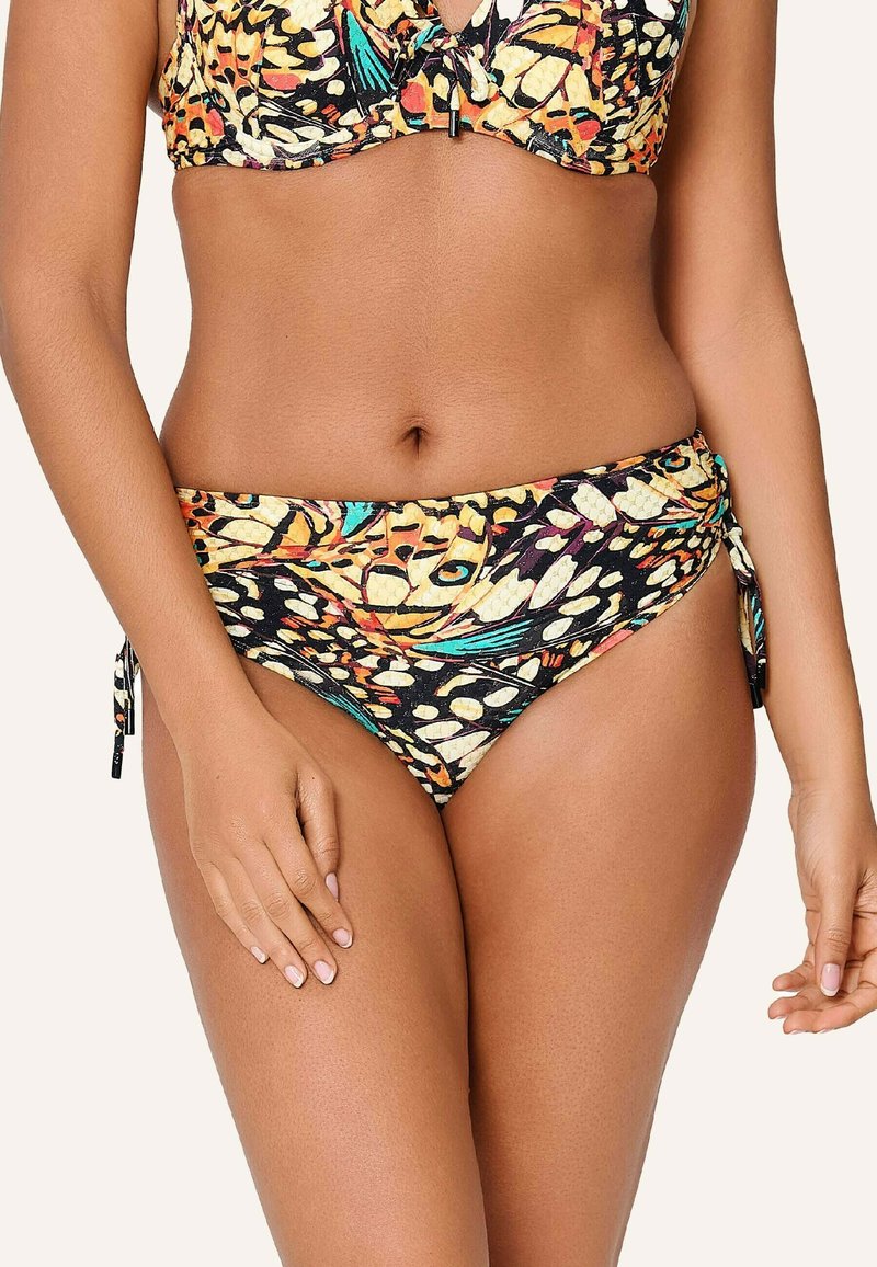 Conjunto de bikini con un patrón multicolor sobre fondo negro, laterales ajustables con lazos en la parte inferior y un diseño de top de sujetador que ofrece soporte.