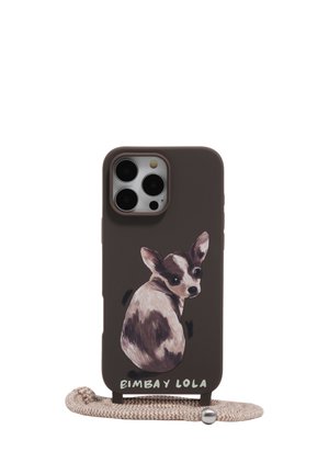 Ciemnobrązowe etui na telefon z namalowanym małym psem patrzącym do tyłu oraz napisem "BIMBA Y LOLA" na dole, przymocowane do beżowego paska.