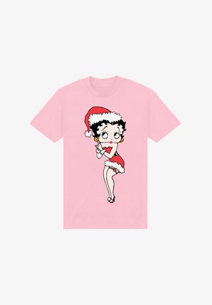Camiseta de manga corta rosa con un personaje de dibujos animados vestido con un vestido rojo y un gorro de Santa, con detalles en blanco y cabello negro; diseño juguetón.